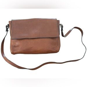 70s CARMEL BROWN PEBBLE LEATHER  SHOULDER BAG BRASS HARDWARE LEATHER LINED PURSE